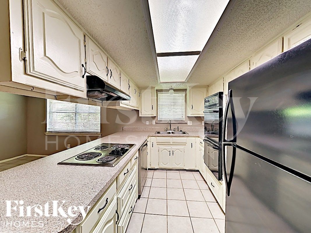 Building Photo - 3000 Laurel Ln