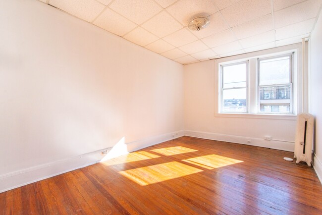 Bedroom Photo #1 - 355 Lincoln Ave