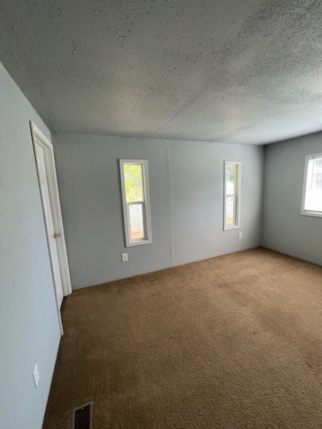 Building Photo - Large 3 Bedroom 2 Bath with Fenced Yard