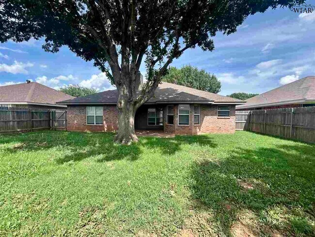 Building Photo - 5008 Bayberry Dr