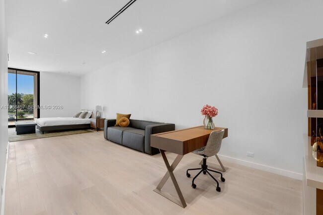 Building Photo - 493 Holiday Dr