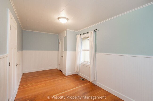 Building Photo - Charming Westside Cottage