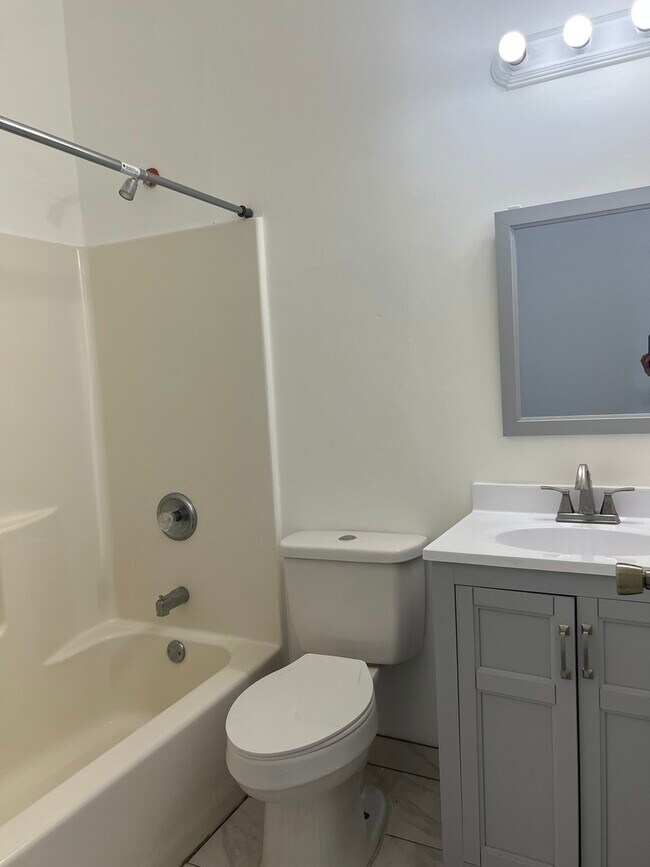 Building Photo - 1453 W Garfield Blvd