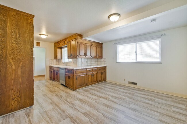Building Photo - Hardwood Floors- Top Moreland SCH- SM Dogs Welcome- Close to Apple