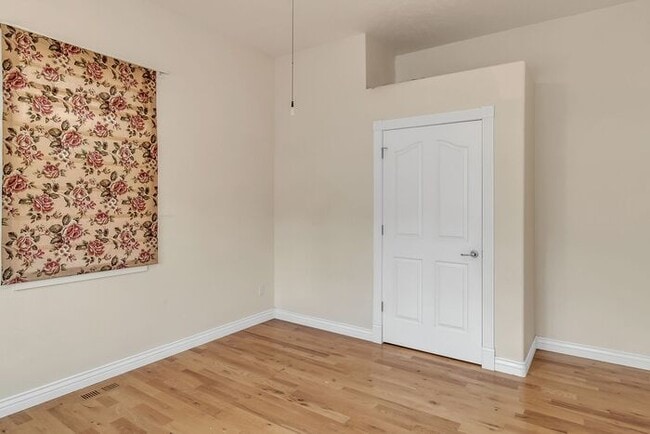 Building Photo - Beautiful and Spacious 4Bd 3.5Bath Home in...