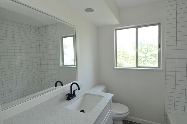 Building Photo - LOCATION! RENOVATED BATHROOM!
