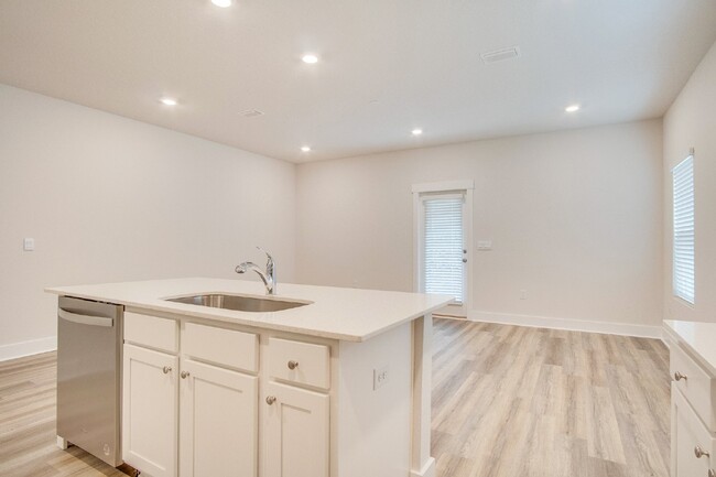 Building Photo - New construction townhome in NE Pensacola!