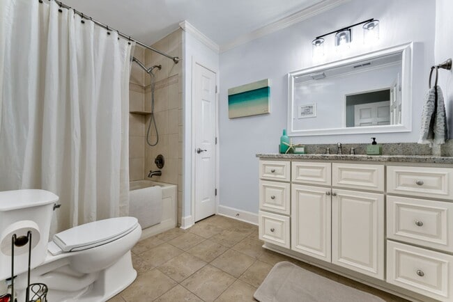 Building Photo - A rare estate-style rental in Thoroughgood