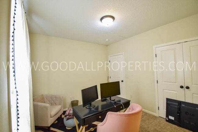 Building Photo - 5 Bedroom Home with Fenced Yard, and 3 Car Garage in Waukee