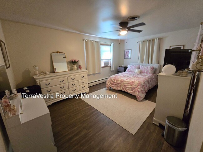 Building Photo - College rental 5 bedroom 4 bathroom Now sh...