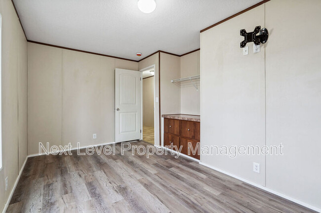 Building Photo - 111 S Cedar Dr