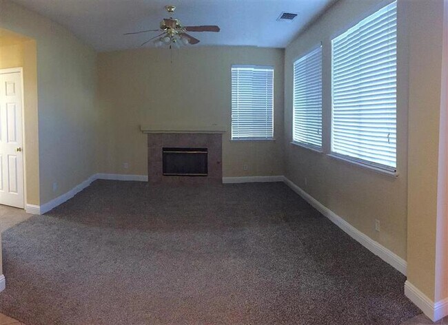 Building Photo - This is 4 bedroom 2.5 bath approximately 2...