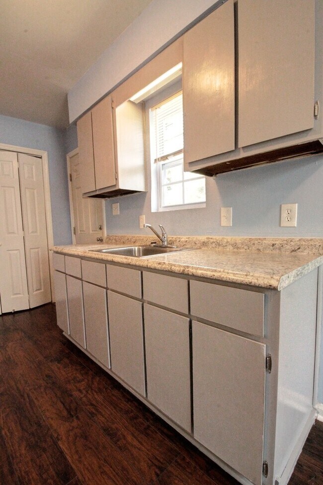 Building Photo - Adorable 2bd/1.5ba Duplex Less Than 1 Mile From Downtown Durham!