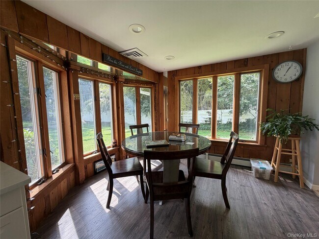 Building Photo - 8 Tree Hollow Ln