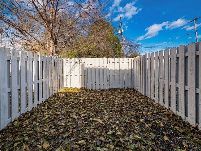 Building Photo - 421 E Mithoff St