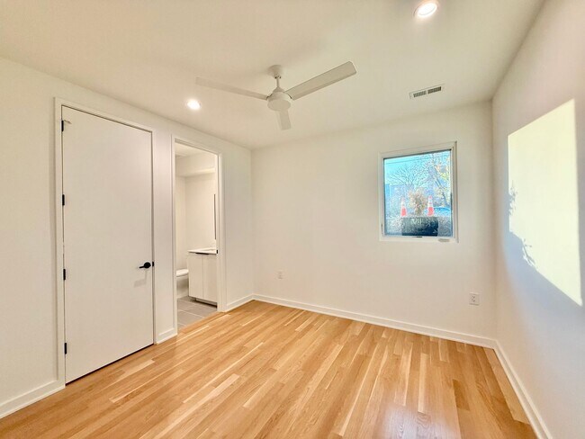 Building Photo - **OFFERING REFUNDABLE APPLICATION FEES** Beautiful 3BD, 3.5BA Downtown Raleigh Townhome with an A...