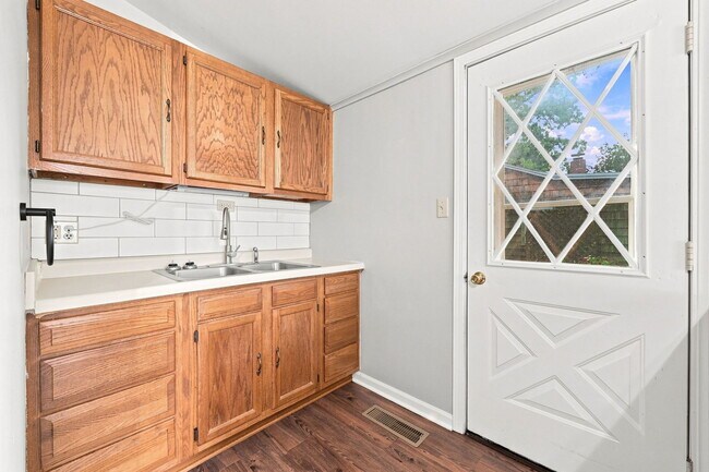 Building Photo - 131 Oak Dr