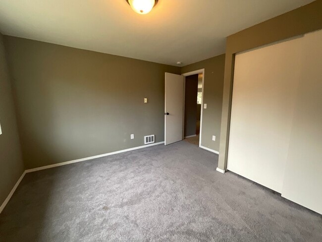 Building Photo - 5 Bedroom Home on 5 Acres!