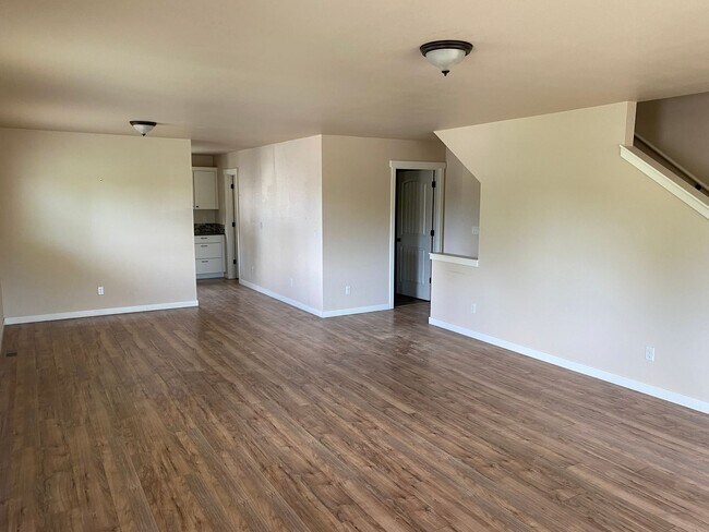 Building Photo - 4 Bed/3 Bath Townhome in NW Bend - Newport...