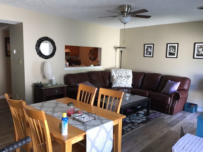 Living/Dining Room - 4058 Midlands Rd