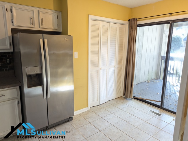 Building Photo - 4100-4105 Five Oaks Dr