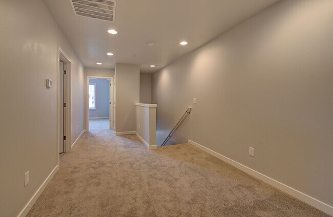 Building Photo - Beautiful Townhouse with Easy Access to Everything!