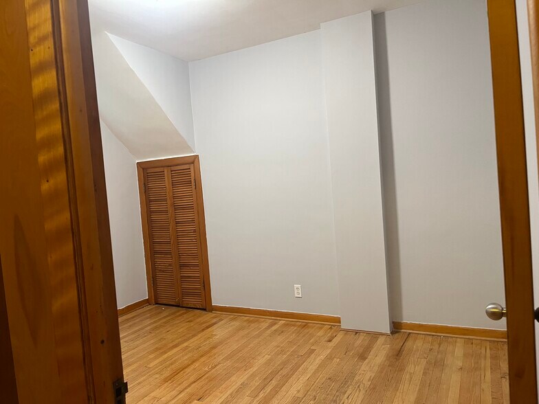 Building Photo - 5839 W Eastwood Ave