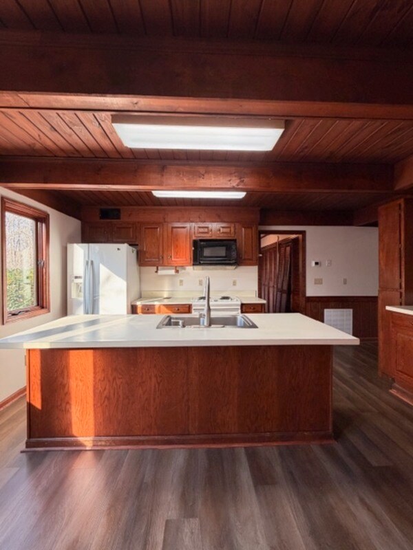 Building Photo - 250 Running Deer Rd