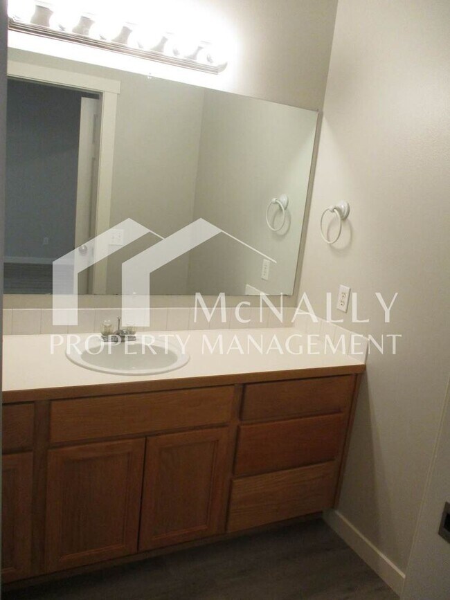 Building Photo - Charming Condo with Bonus Room in Horseshoe Gardens