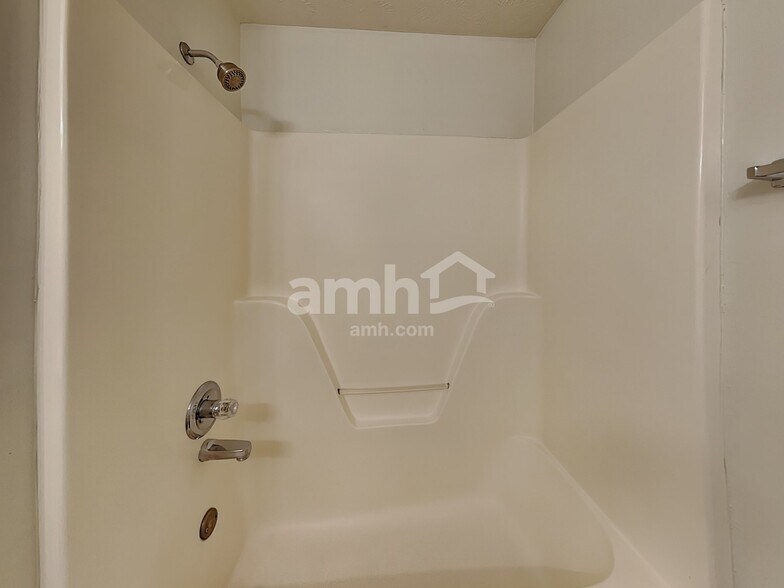 Building Photo - 1202 Larzelere Ln