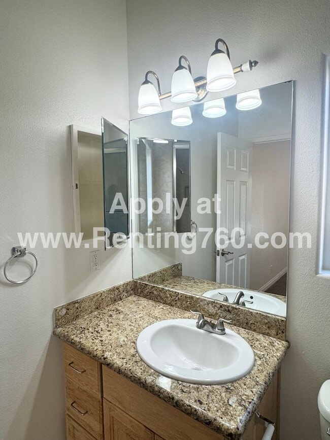 Building Photo - Spacious 3 Bed 2 Bath Home!