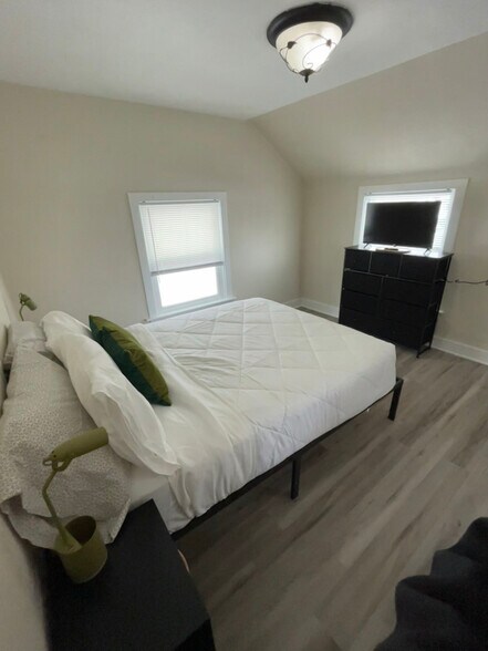 Building Photo - 105 Maple Ct