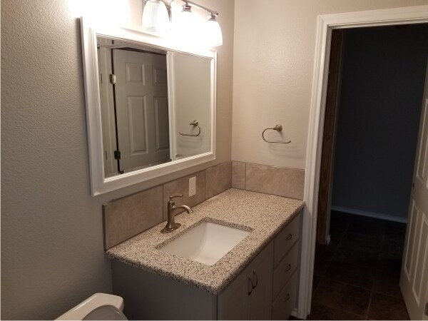 Guest Bathroom with Tub/Shower. Granite counter top. - 4115 Robinhood Dr