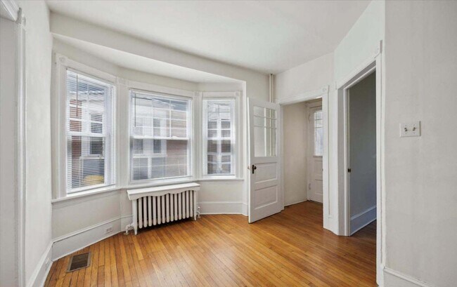 Building Photo - Bright and spacious 4-bedroom