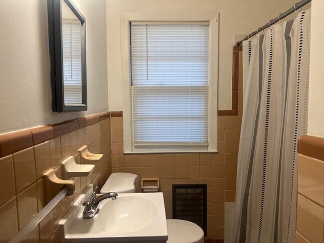 Building Photo - 5014 Hodge St