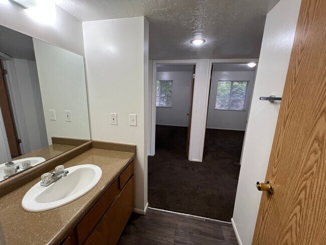 Building Photo - Cozy 3B/1 Bath Apartment in Millcreek