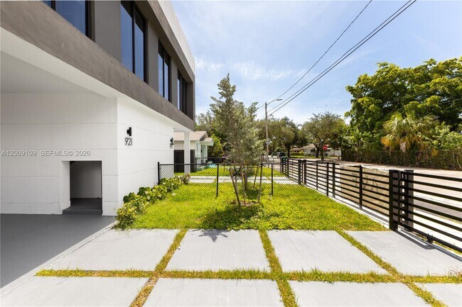 Building Photo - 921 NW 55th St