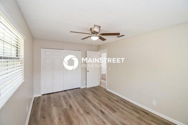 Building Photo - 3 Bedroom Pet-Friendly Home in orange park...