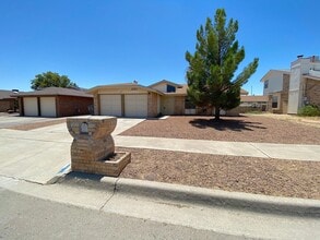 Building Photo - Northeast El Paso 3bed/2bath with Mountain...