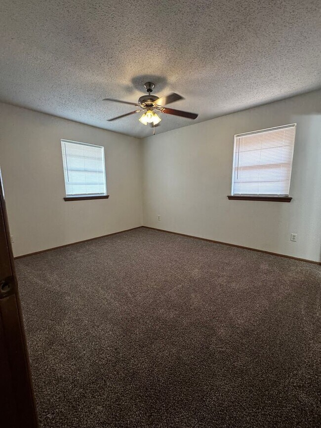 Building Photo - (3) Bed/(2) Bath with (2) Living Areas in MWC Avail NOW!