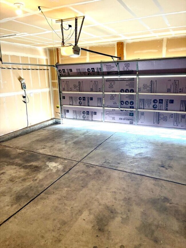 Building Photo - 3 Bedroom, 2.5 Bath Townhome with 2 Car At...