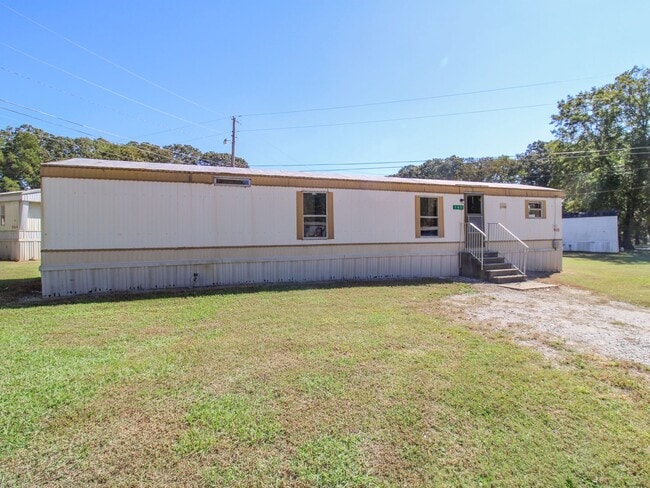 Building Photo - Updated 2BR/1BA Trailer in Muscle Shoals –...