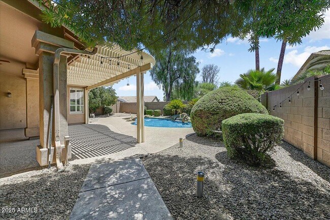 Building Photo - 13383 W Alvarado Dr