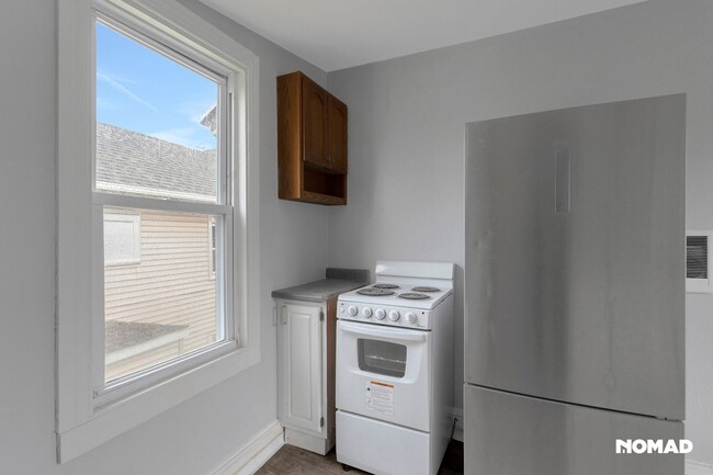 Building Photo - Charming 1BR Duplex in Salem