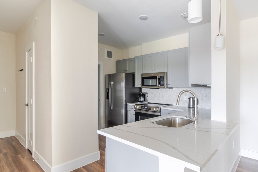 Building Photo - 1501 W Howard Ln