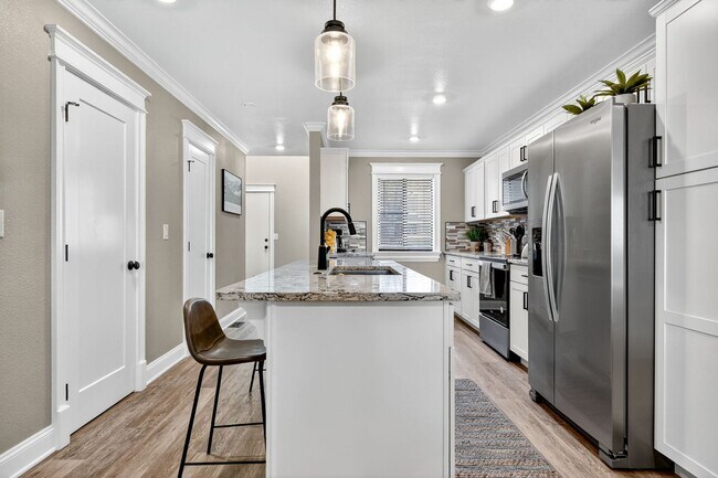 Building Photo - Two Bedroom Townhome W/ Garage!