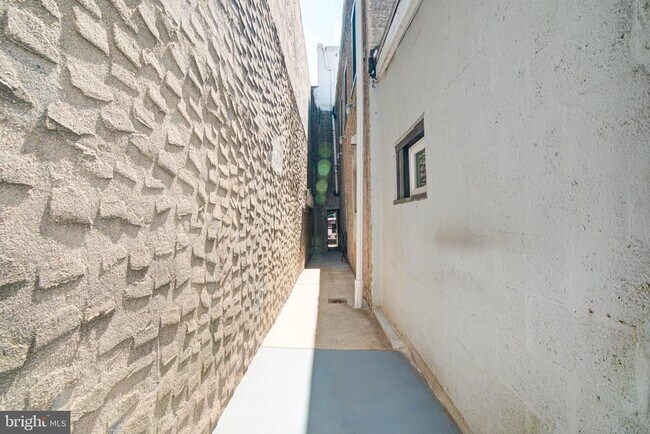 Building Photo - 2353 E York St