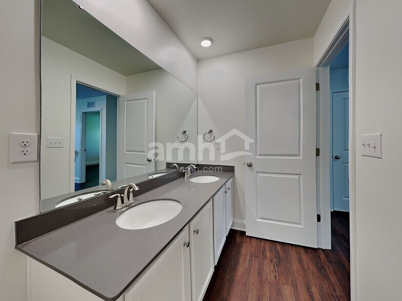 Building Photo - 617 Rivermist Dr
