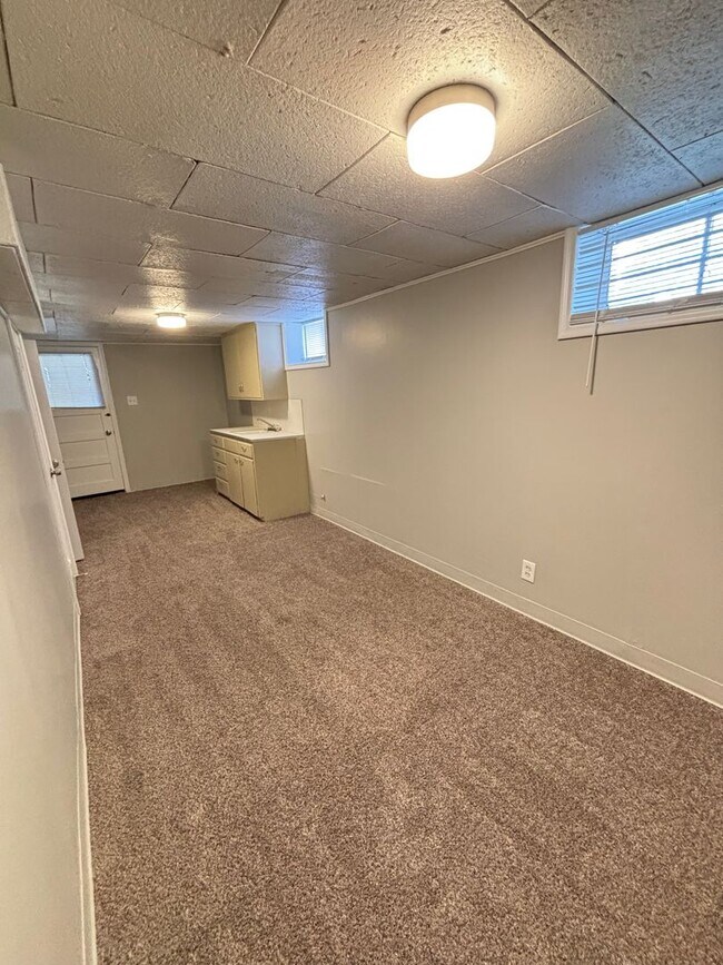Building Photo - August Rent Free! 5 Bed 2 Bath Single Fami...