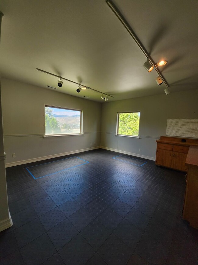 Building Photo - MOVE IN SPECIAL! Gorgeous Fully Furnished ...